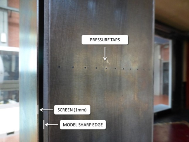 A detail of the airtight screen attached on the model and the pressure taps installed around the middle section